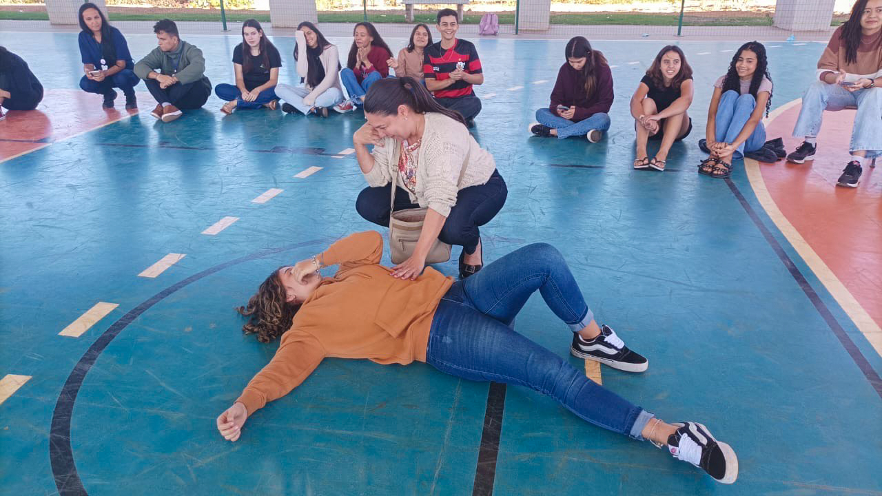 Cursistas praticam o que aprenderam sobre atendimento de emergência